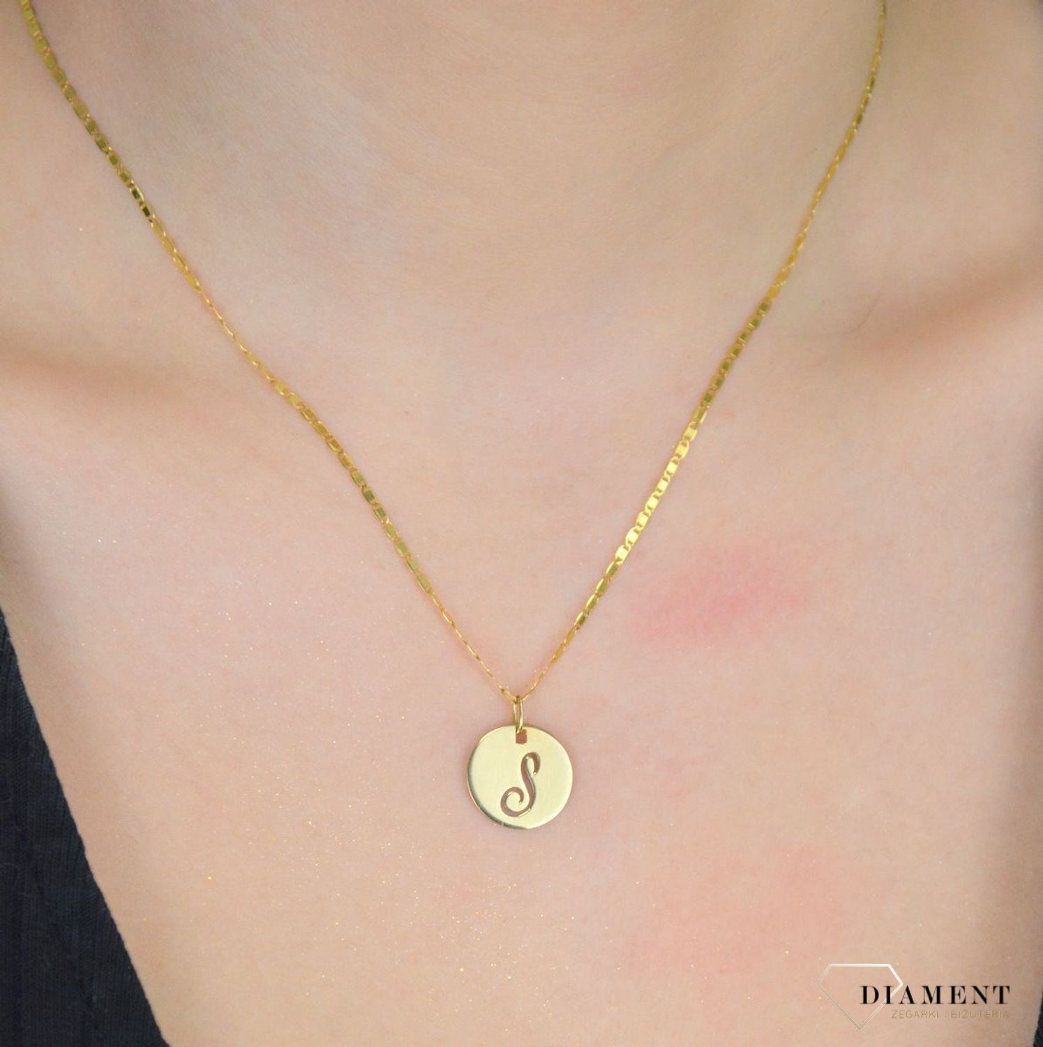 Zawieszka złota Literka S pr 585, DIA-ZA 4978S-585 Złota zawieszka literka S na blaszce. Wisiorek został wykonany z najwyższej jakości złota próby 585. 1.jpg